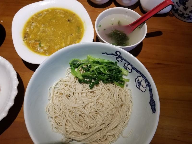 Noodles with Hairy Crab Meat Sauce 地道的本帮口味：蟹粉拌面
