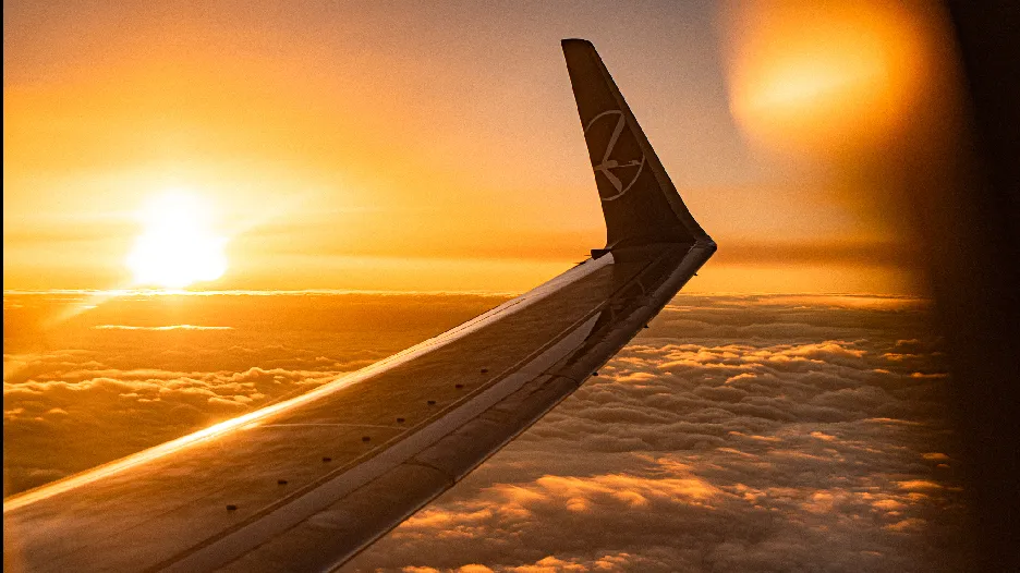 Flying to the west 서쪽으로 가는 비행