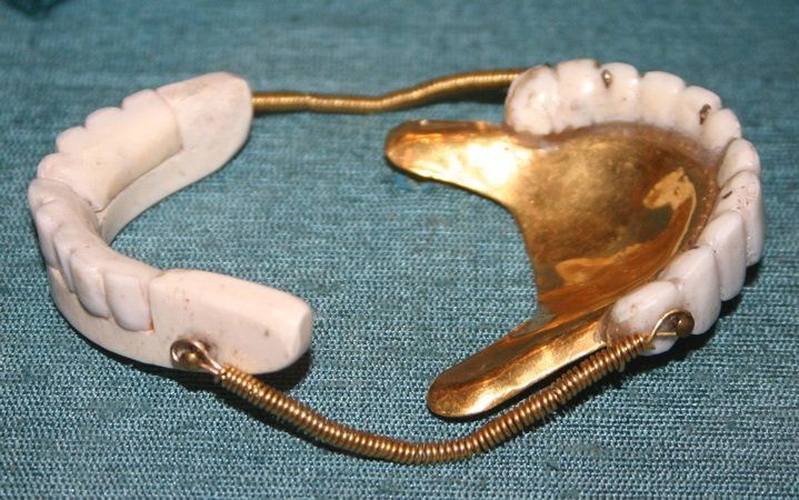 Denture teeth, where it all began. Materials and techniques