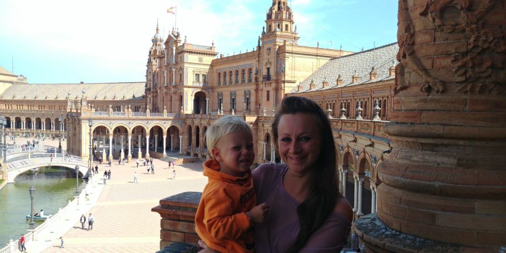 Frau und Kind am Plaza de Espana