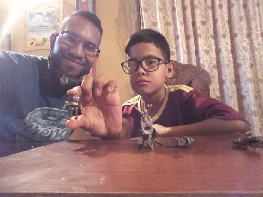 Les comparto los Robots que mis primos pequeños han elaborado con materiales de provecho