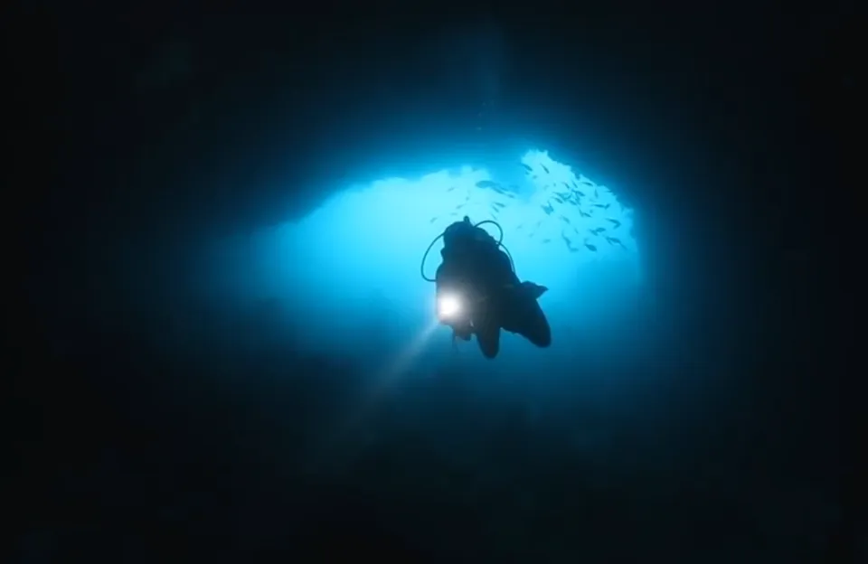 Penelusuran Gua dalam Laut