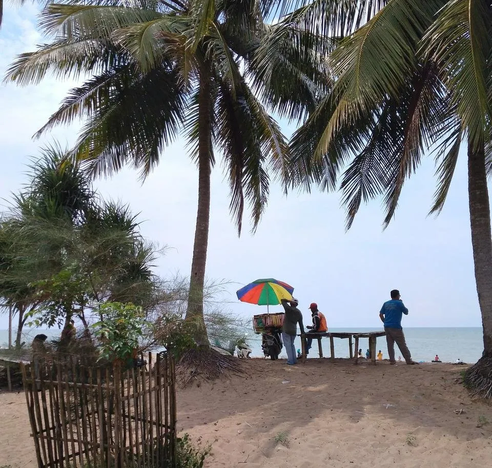 Sepotong Pantai dan Sebuah Payung