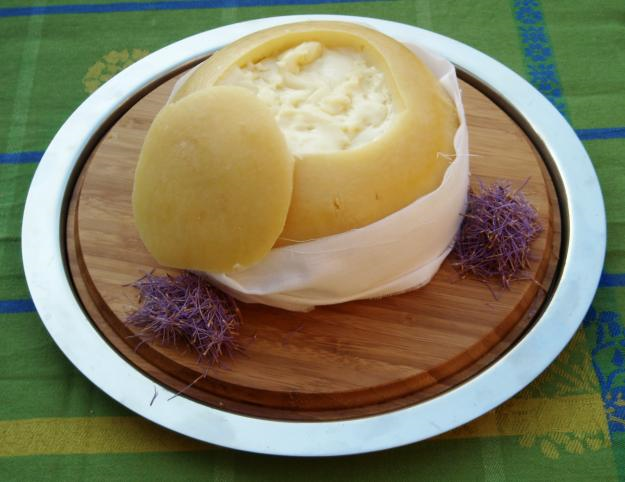 Aqui em casa na Páscoa tem pão de ló com queijo da serra