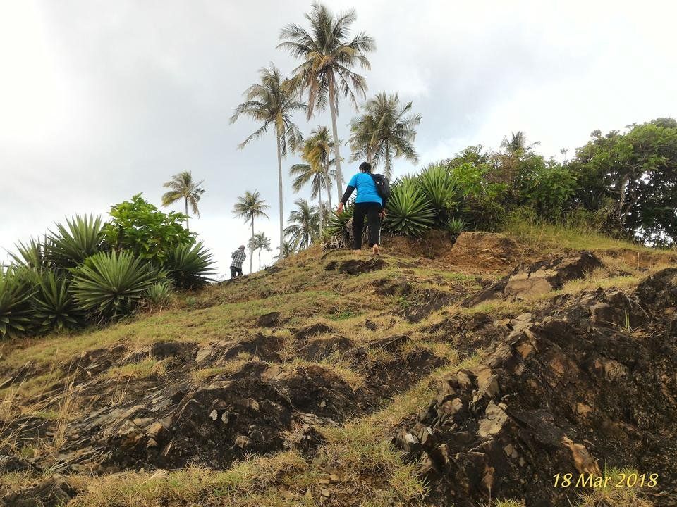 climb the mountain towards poe teumeureuhom 