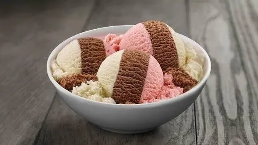 Vanilla choklet stroberry ice cream