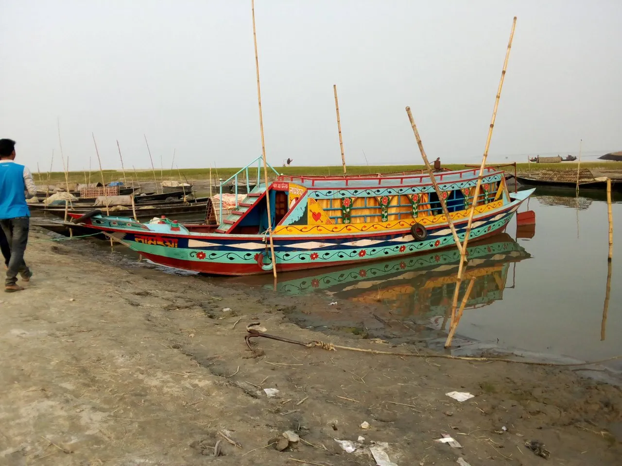 Love highlighted the light of the Jamuna ghat in front of you....