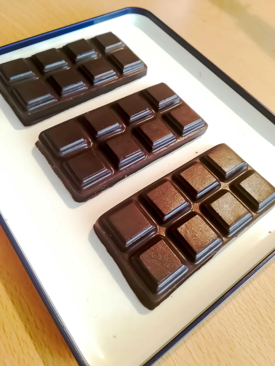 ¡Moldeo barras de chocolate en mi pequeño laboratorio!