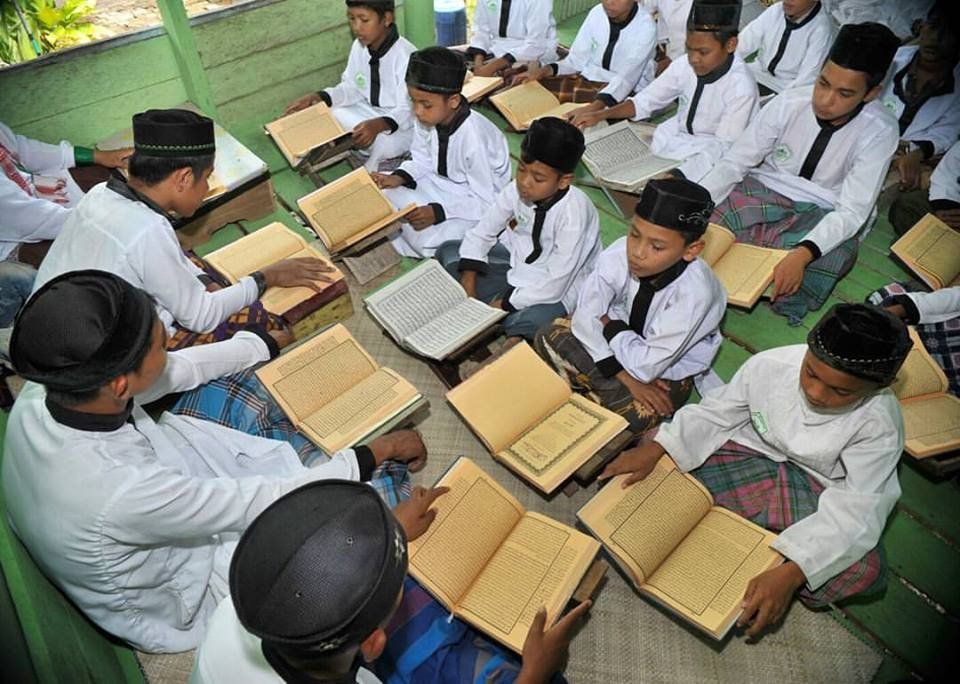 "KEGIATAN DIMALAM HARI ANAK-ANAK ACEH " ACEH CHILDREN ACTIVITIES AT TIME NIGHT