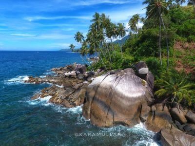 📷 SteemitPhotoChallenge Entry 2 - Landscape - Big Rock in the Beach
