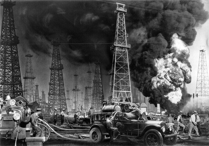 The USA, California, 1931. Fire at an oil well.