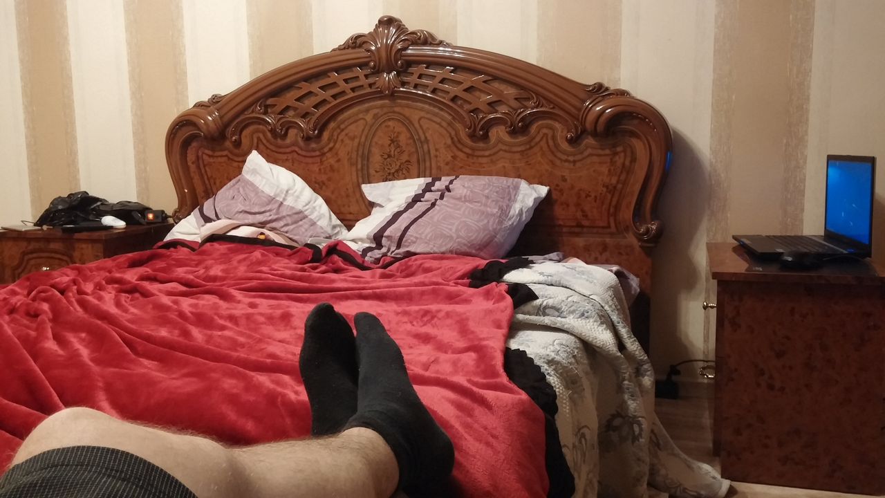 Ноги на кровати