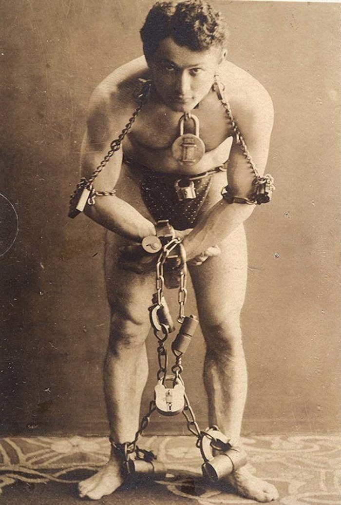 USA, 1899. Harry Houdini before performing the trick with self-liberation.