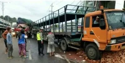 A big car crash with a Truck