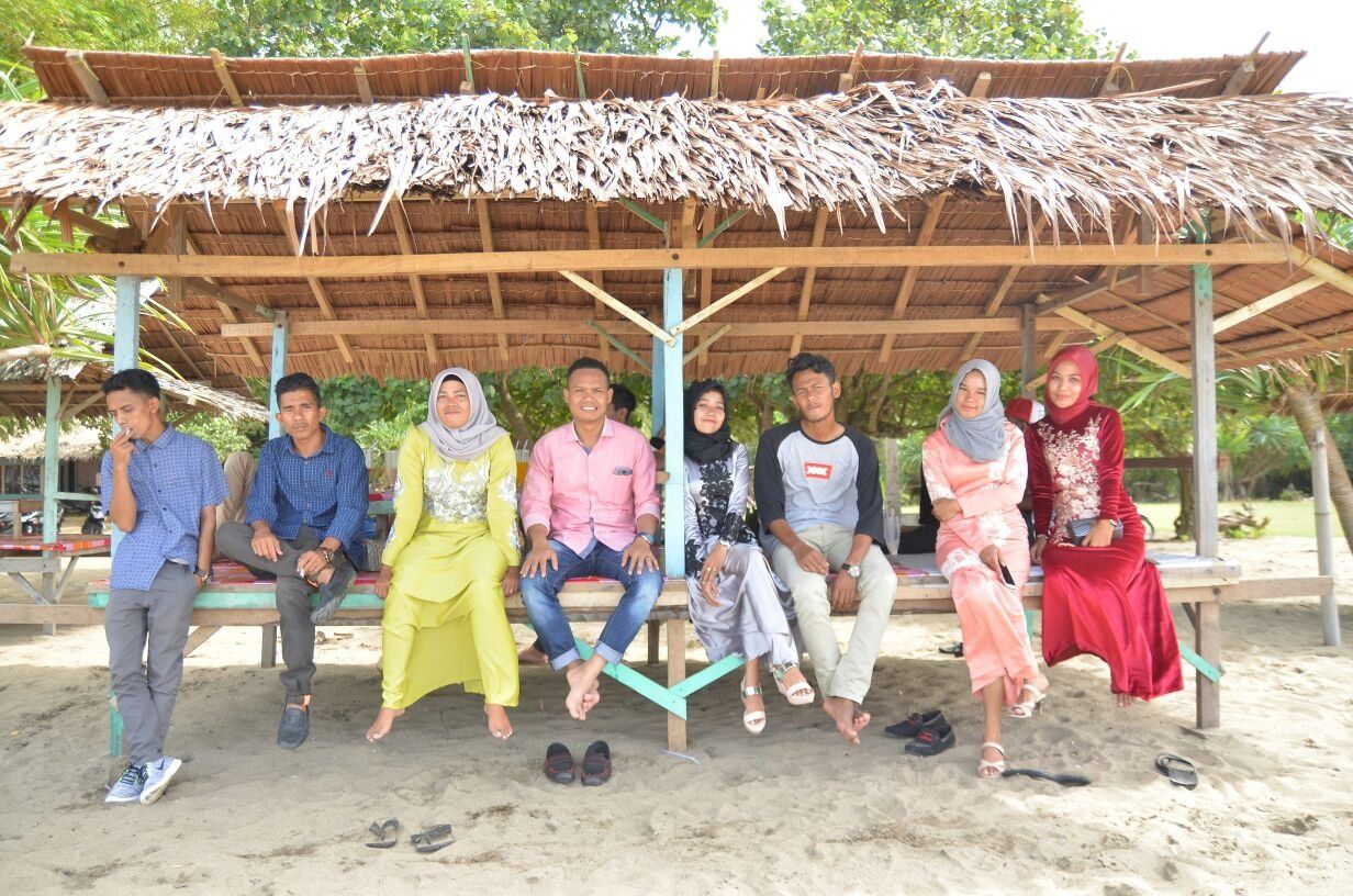 KEBERSAMAAN BERSAMA DIPANTAI TERHEBAT