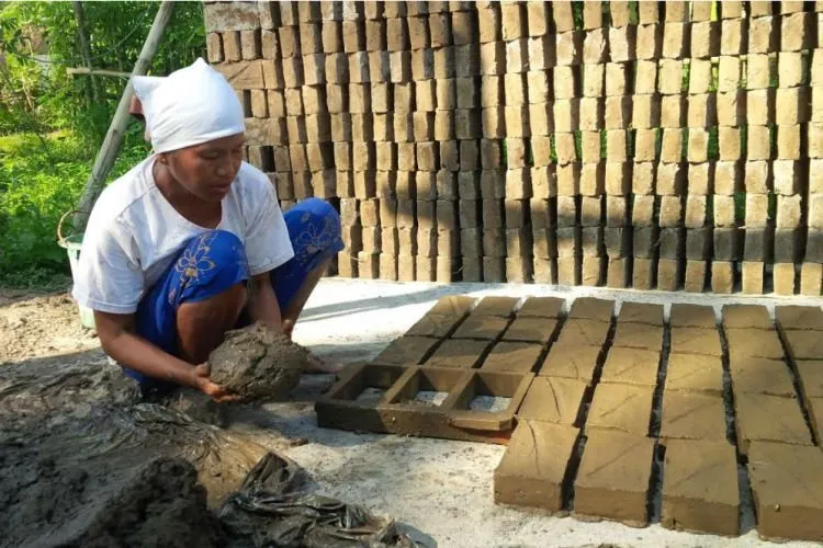 Geliat usaha batu bata tradisional ditengah maraknya batu bata modern (Expose)