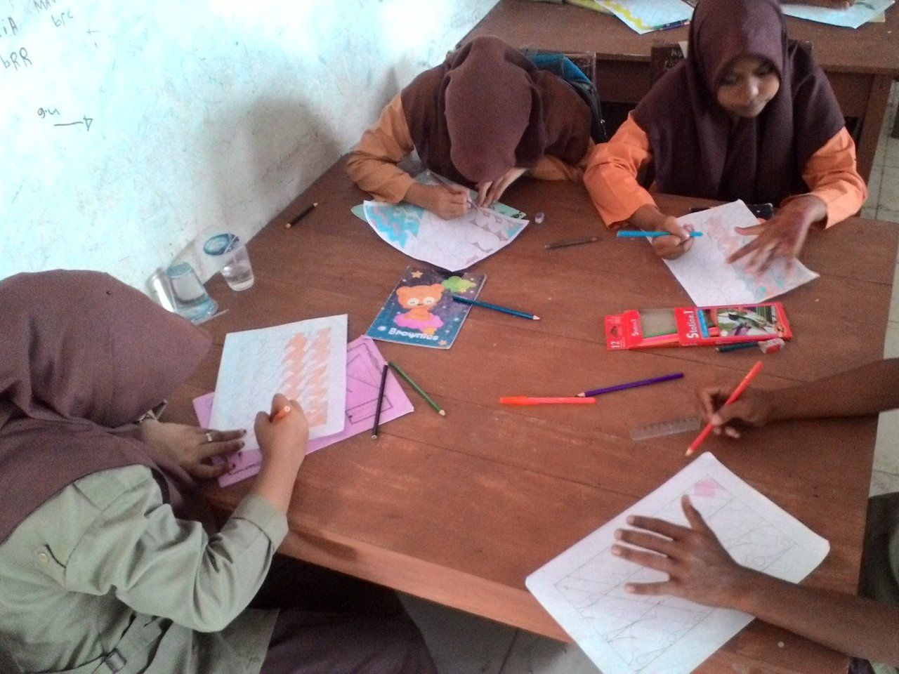 the enthusiasti in drawing batik