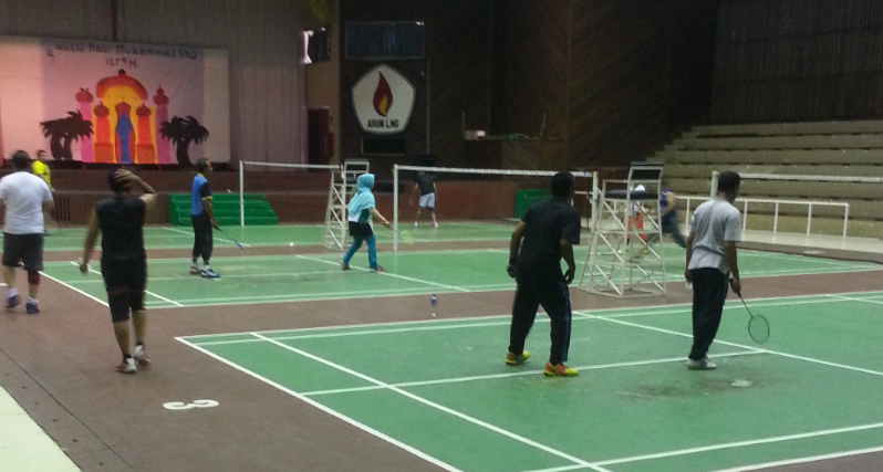 Bermain badminton