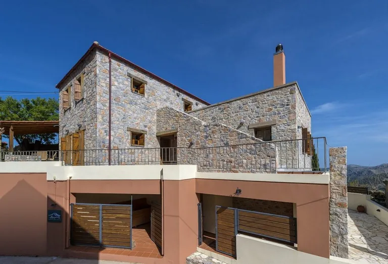 Complex Consisting Of 3 Maisonettes