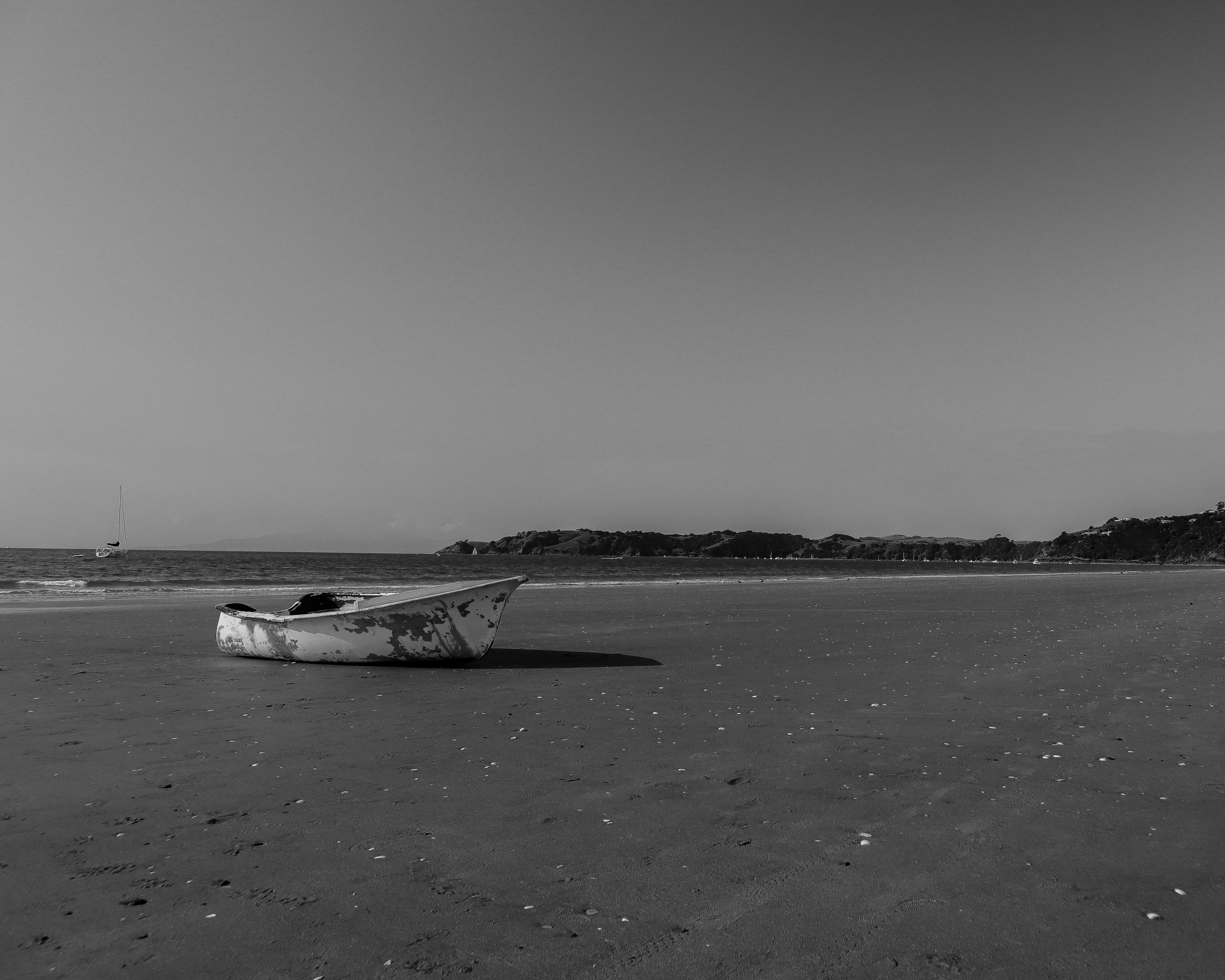 loneliness_of_boat_on_a_long_beach.jpg