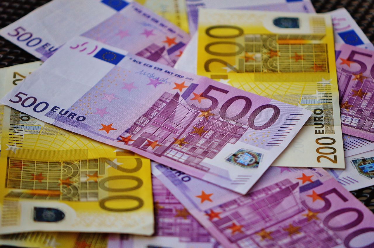 bank-notes-bills-cash-164537.jpg