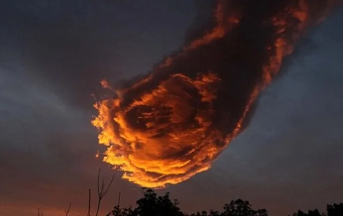 nube-la-mano-de-dios.jpg