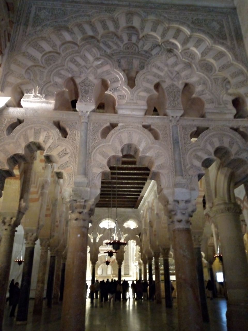 Mezquita de Córdoba columnas y arcos.jpg