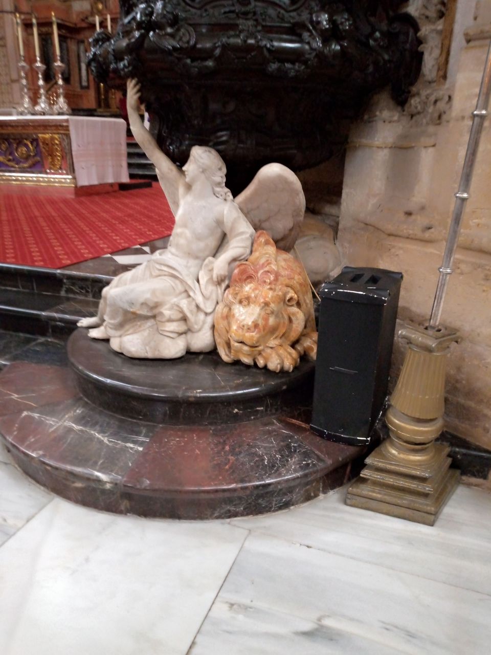 pequeña escultura catedral de Córdoba.jpg