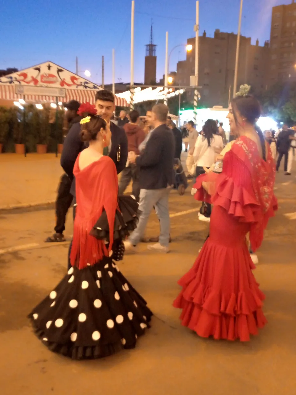 Sevillanas con trajes de faralaes.jpg
