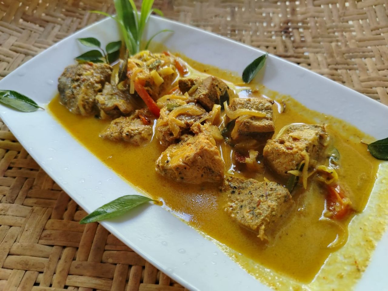 Let's prepare a delicious, nutritious curry using tuna and coconut milk.