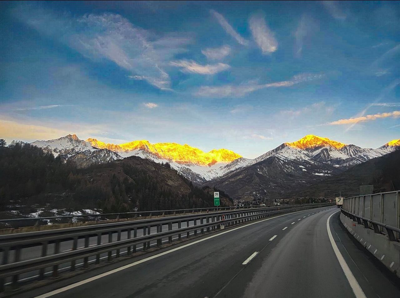 The beautiful natural wonder: a sunrise during a trip. 🗻🏔️❄️☀️