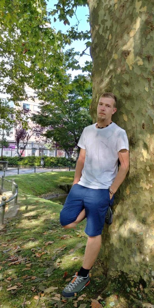 Meine Suche nach der Wahrheit an einem Baum angelehnt