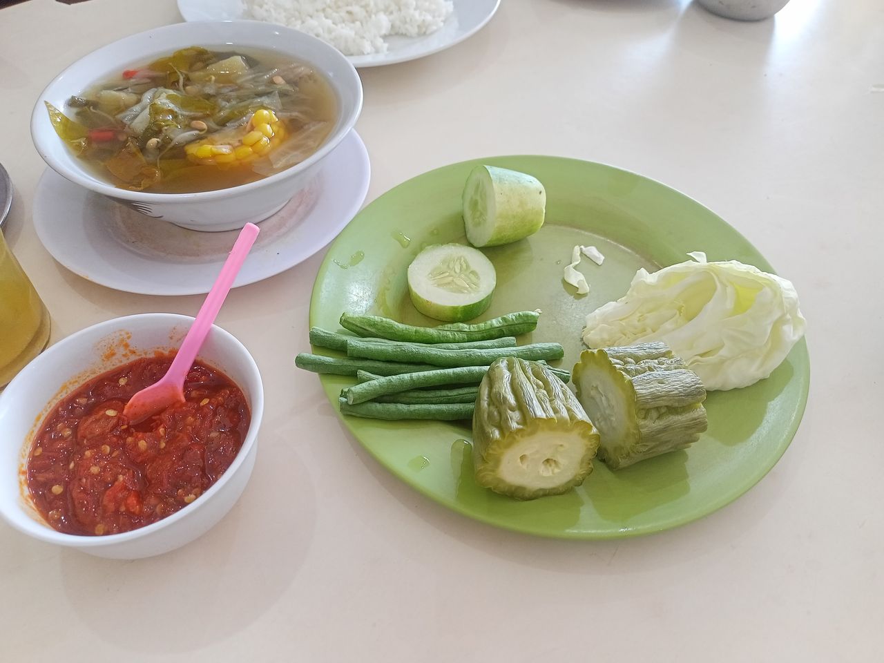 Mencicipi menu ayam goreng, di Rumah Makan Mekarsari Cilacap