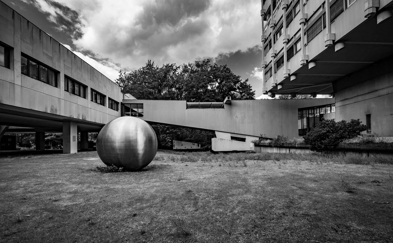 XT208255_Marl_Rathaus_seitlich_Kugel_Gang.jpg