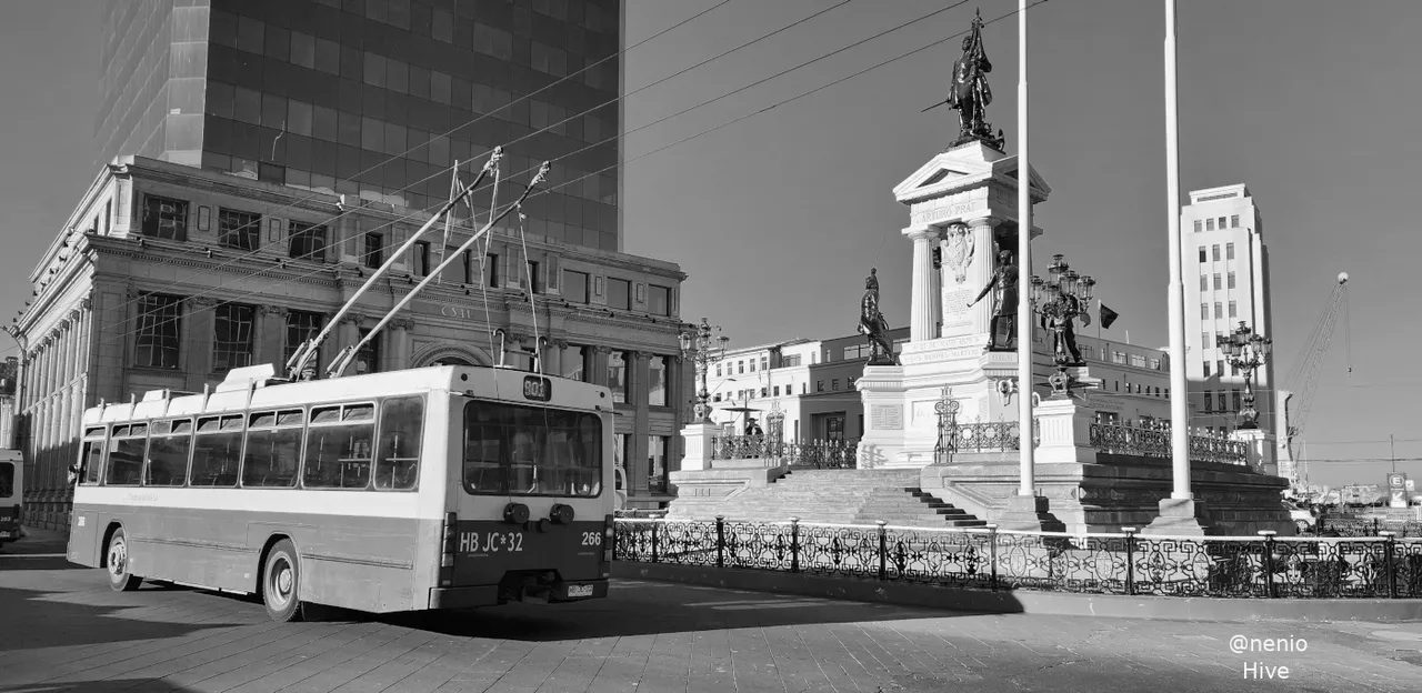 trolleybus-valparaiso-001-bw.jpg