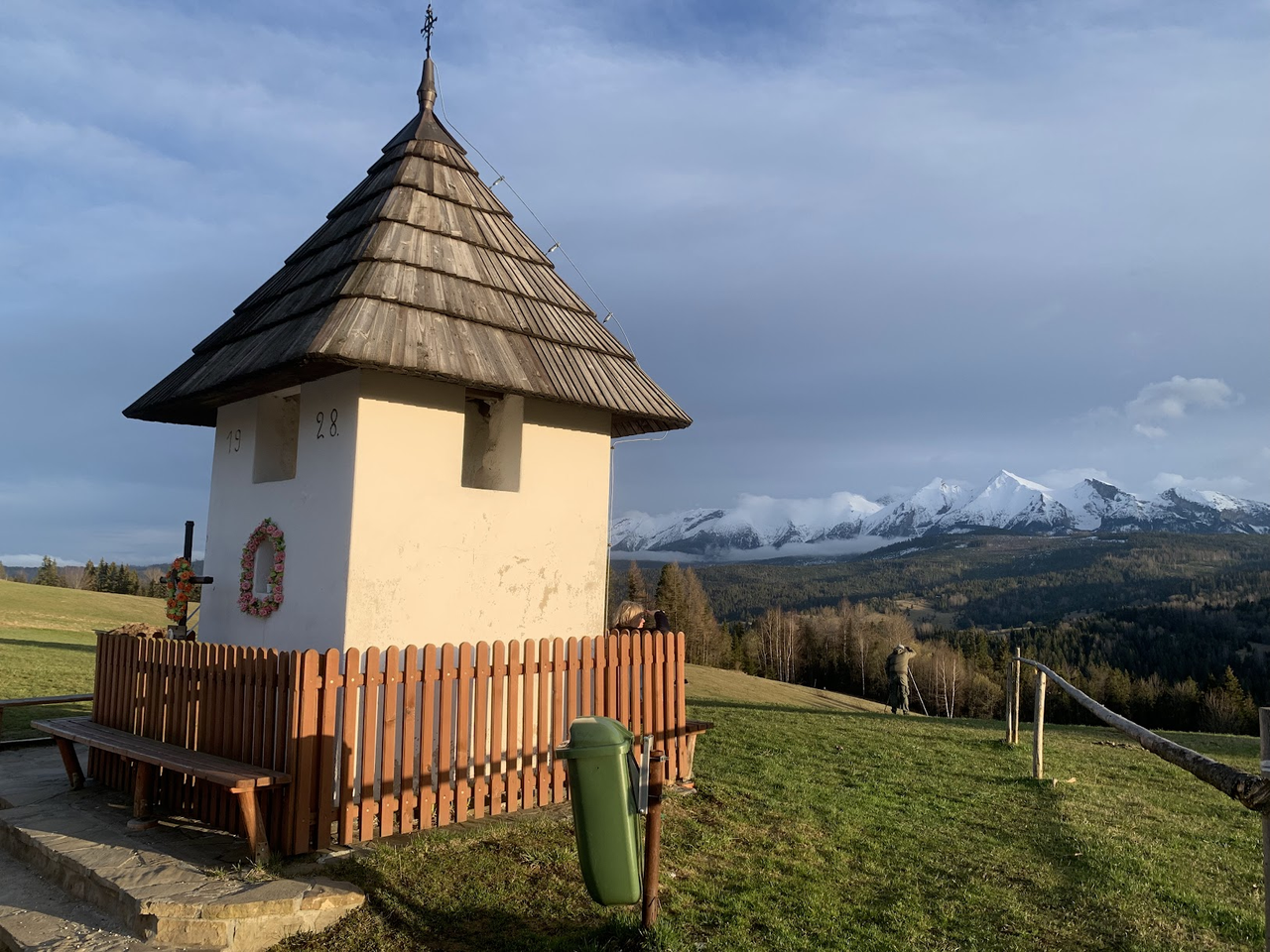 Kapliczka nad Łapszanką. W tle Tatry Bielskie
