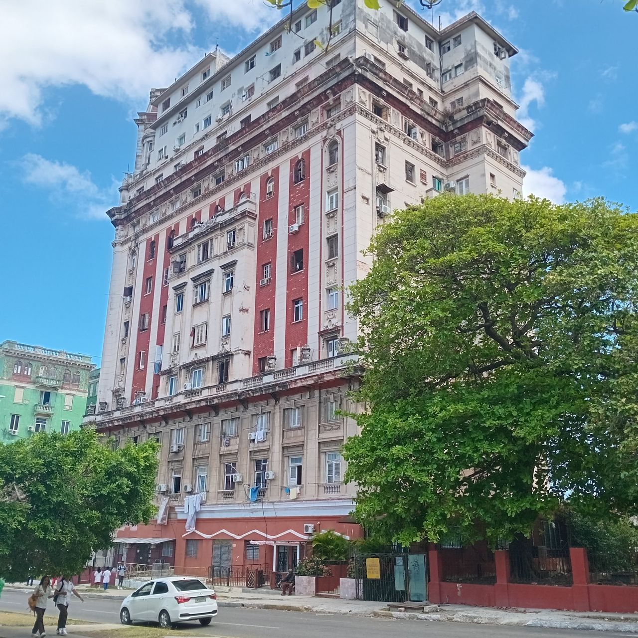 [Eng/Esp] Vedado: Modernity, History, and Elegance in Havana 🇨🇺✨