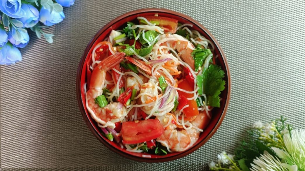 Spicy Shrimp and Rice Noodle Salad 🥗🌶️🥬🦐