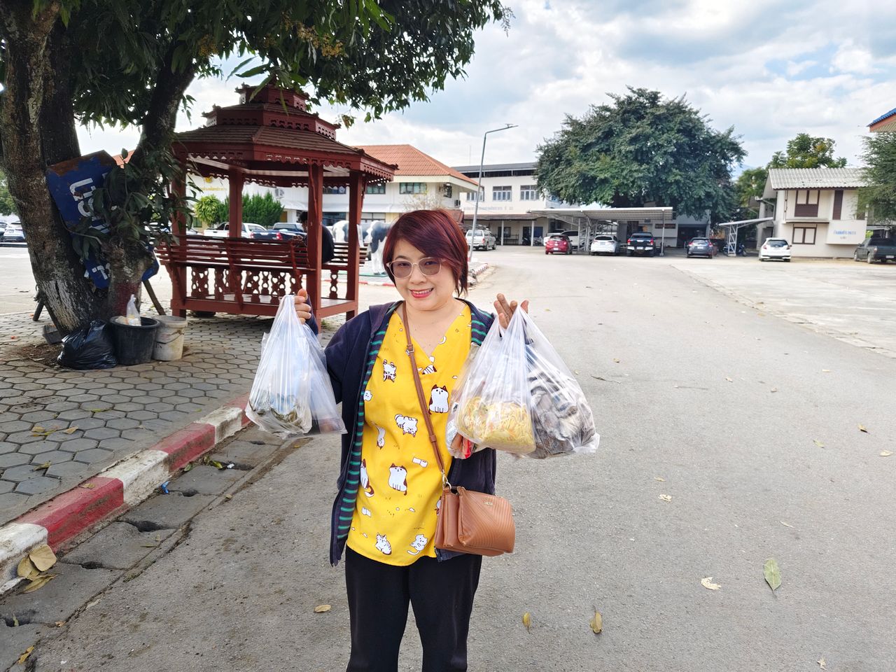 Walk and shopping at the out door market in the afternoon with my wife.