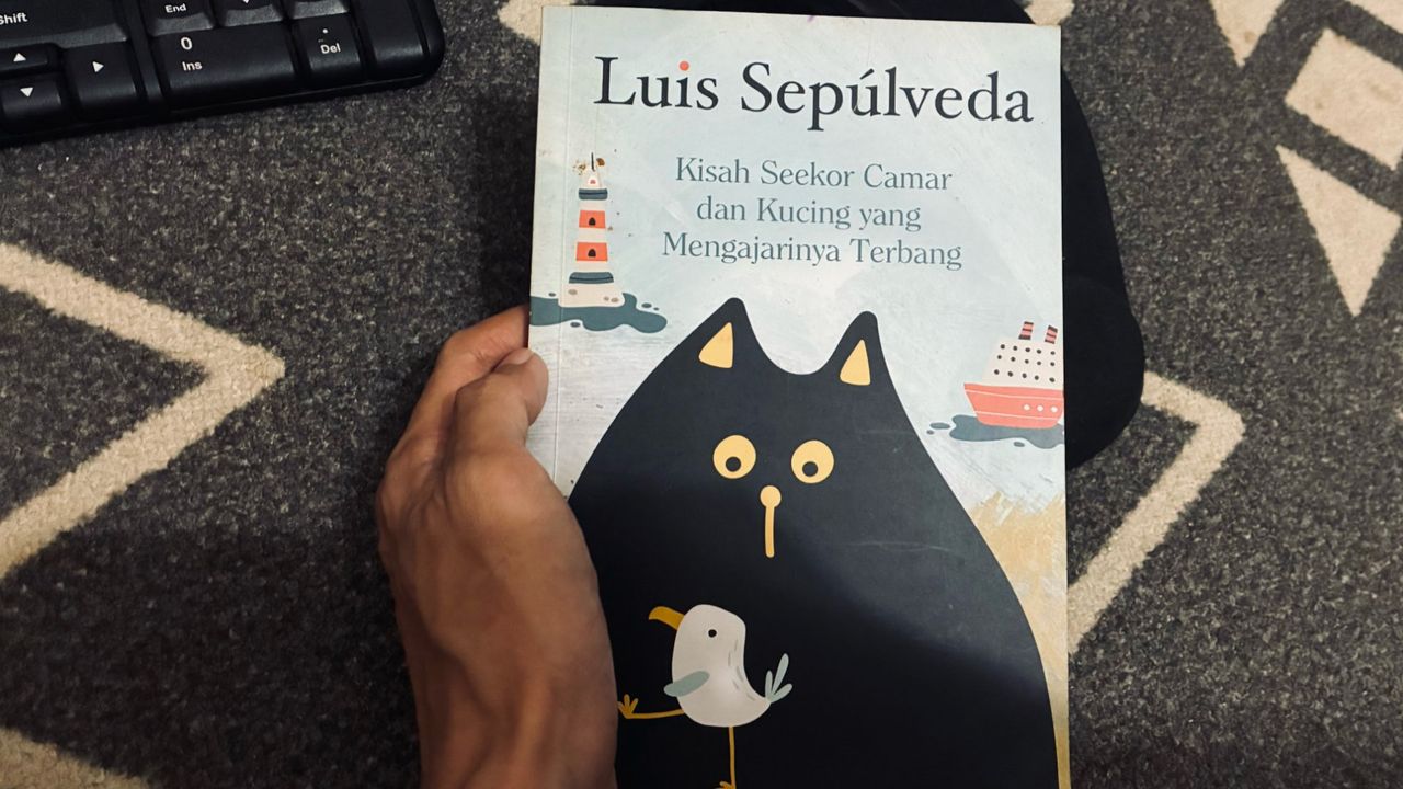 The Story of a Seagull and the Cat Who Taught Her to Fly 