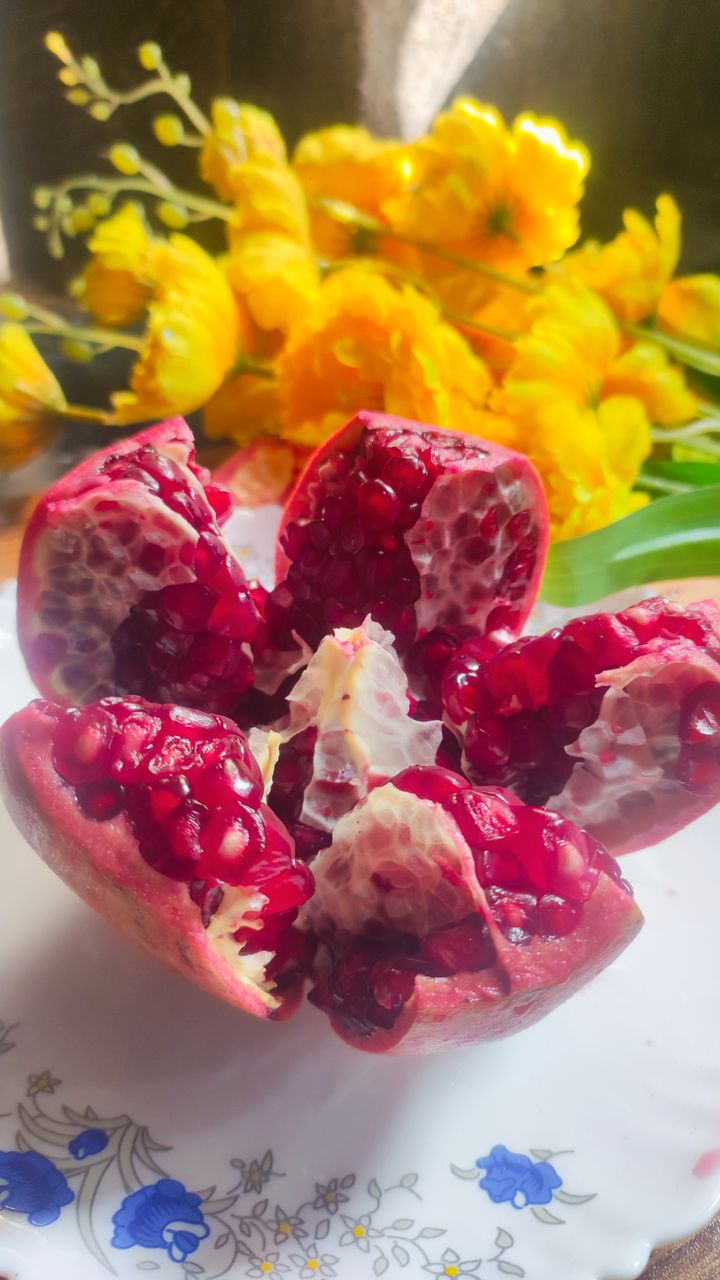 When cutting a pomegranate, the juice often spills out from the seeds and gets wasted. So let’s learn an easy trick to cut a pomegranate properly 