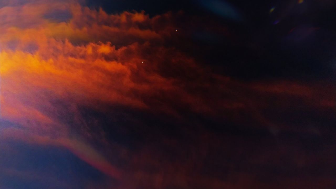Moon During Dusk [ENG🇬🇧/ESP🇻🇪]