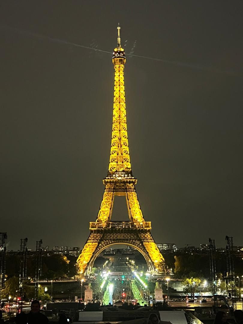Paris is a party / París es una fiesta (eng-esp)