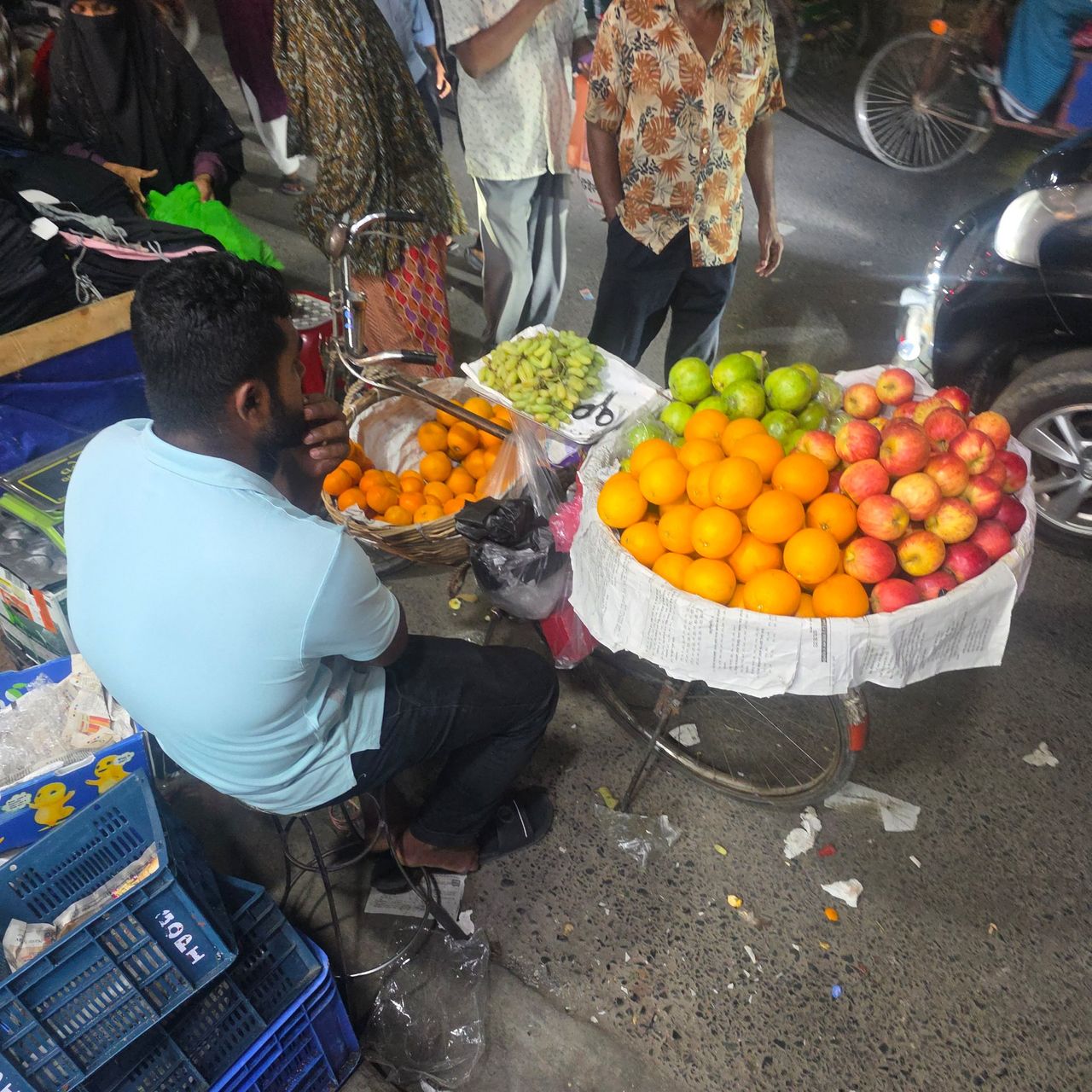 The daily life of a fruit seller to earn a living.