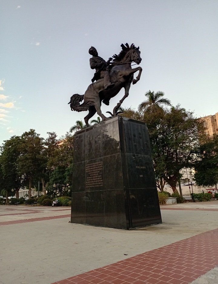 Escultura de José Martí/Sculpture of José Martí (Esp-Eng) 
