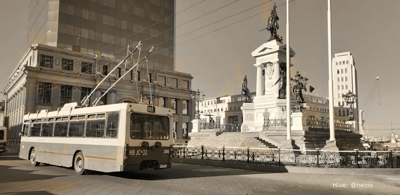 trolleybus-valparaiso-001-sepia.jpg