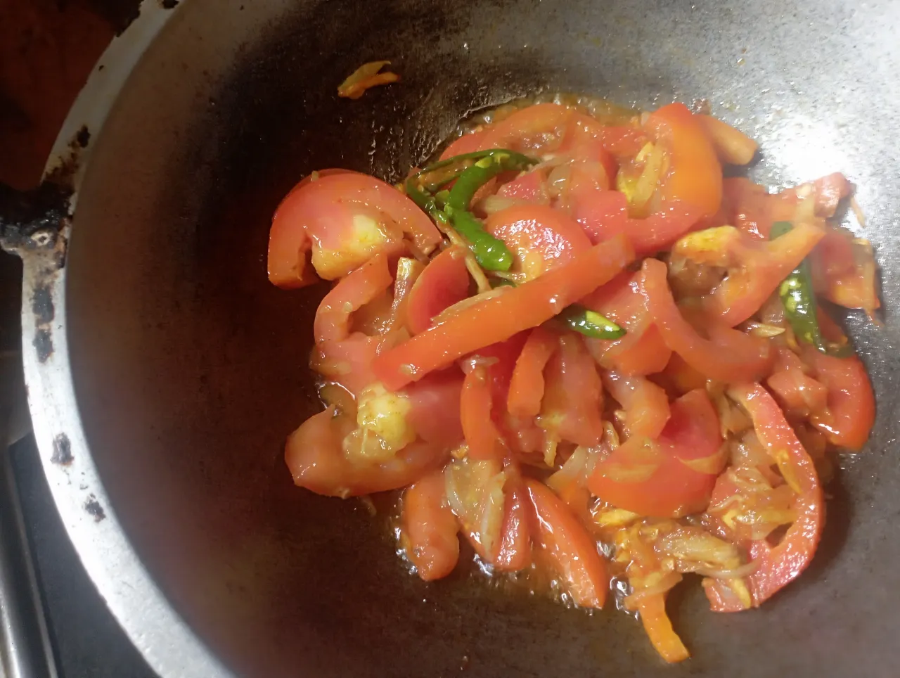 Amazing video of a delicious dish made with a combination of tomatoes and eggs