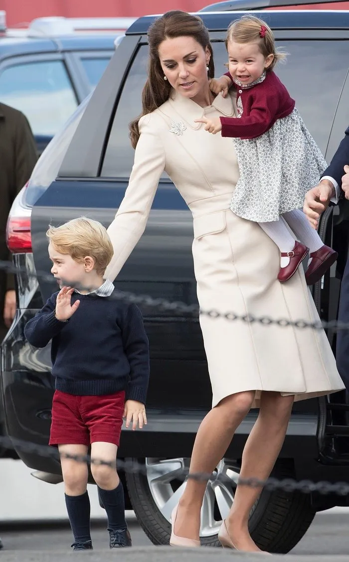 The Duke and Duchess of Cambridge, Prince George and Princess Charlotte depart Victoria by Seaplane, at the end of their tour of Canada, at Victoria Harbour Airport, Victoria, British Columbia, Canada, on the 1st October 2016. *STRICTLY NO UK SALES FOR 28 DAYS* Pictured: Prince George, Duchess of Cambridge, Catherine, Kate Middleton, Princess Charlotte Ref: SPL1366543  021016   Picture by: Splash News Splash News and Pictures Los Angeles: 310-821-2666 New York:  212-619-2666 London:    870-934-2666 photodesk@splashnews.com