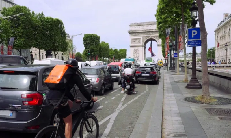 Velo-dans-bouchons-Paris-800x480.png