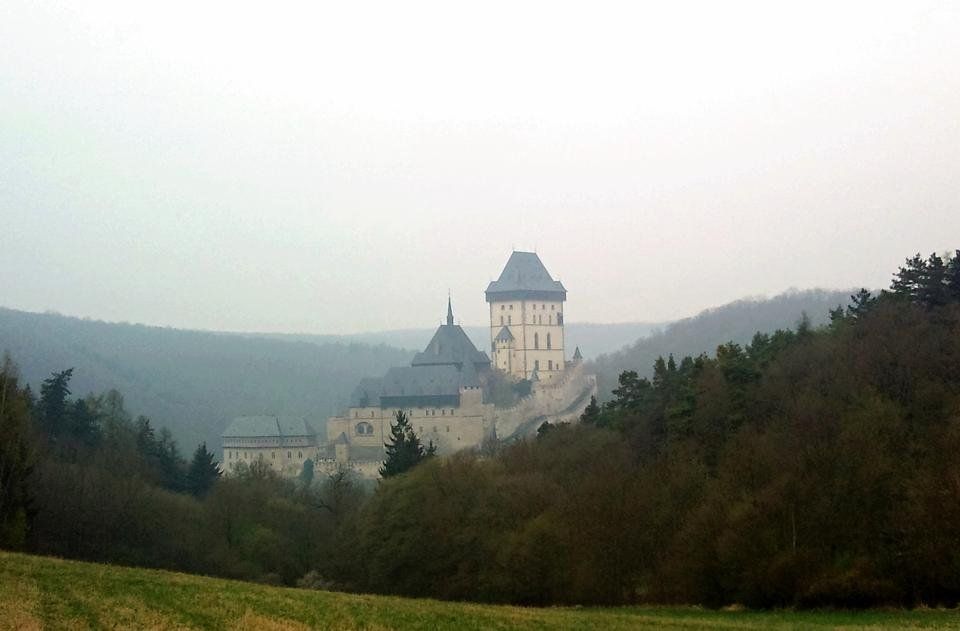 Karlštejn-pohled od Hlásné Třebaně.jpg